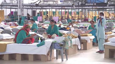 Menschen in Betten in Covid-19-Station in Neu-Delhi 