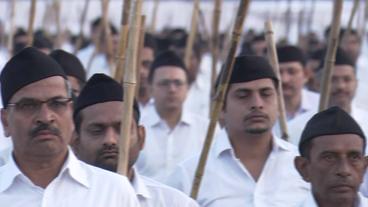 Männer des RSS mit Stöcken 