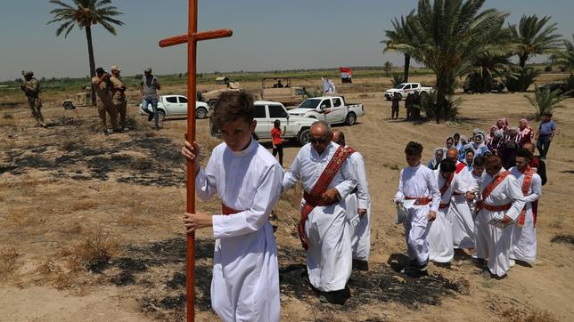 Irakische Christen gehen für einen Gottesdienst zur archäologischen Stätte der Kokheh Kirche