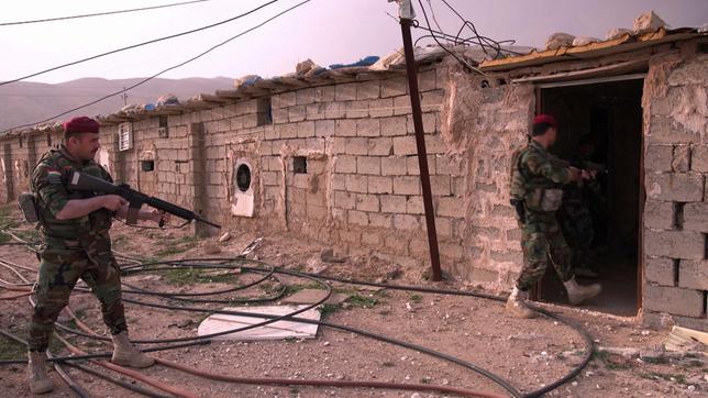Kurdische Peschmerga kontrollieren ein Haus 