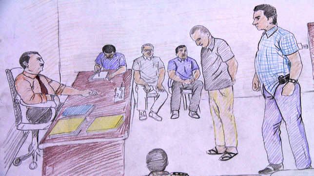 Zeichnung von Gerichtsverhandlung: Angeklagter vor Richter