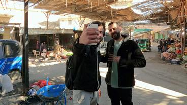 Fan macht Selfie mit Rapper Ahmed
