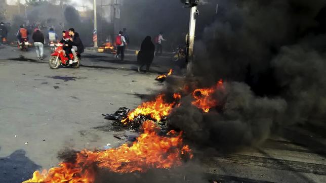 Demonstranten blockieren eine Straße im Iran.