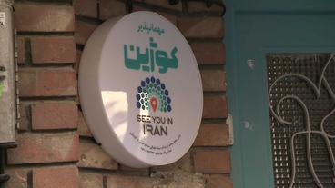 Schild von Hostel mit Aufschrift "See you in Iran"