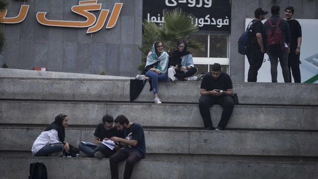 Junge Iraner sitzen auf Treppe
