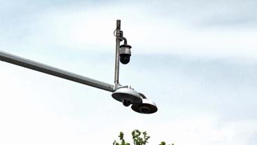 Überwachungskamera an Mast 
