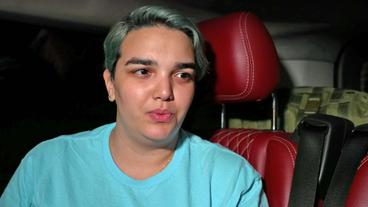 Frau in hellblauem Shirt sitz in Auto