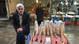 Fischverkäufer auf dem Bazar von Rasht in der iranischen Provinz Gilan.