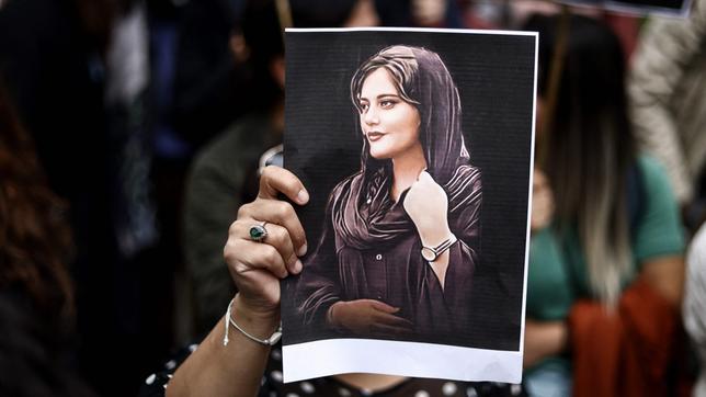 Iran: Vor einem Jahr löste  im Iran der Tod der jungen Kurdin Jina Mahsa Amini große, anhaltende Proteste aus. 