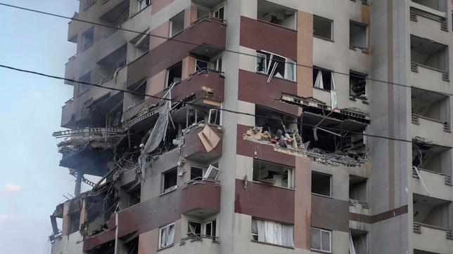 Bild: picture alliance/dpa/AP | Vahid Salemi Schäden an einem Wohnhaus nach israelischen Angriffen in Teheran.