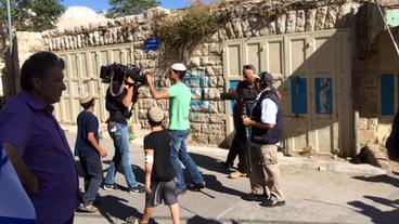 Jüdische Siedler bedrängen das ARD-Team.