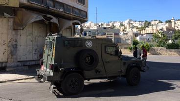 Israelisches Militärfahrzeug fährt durch Hebron