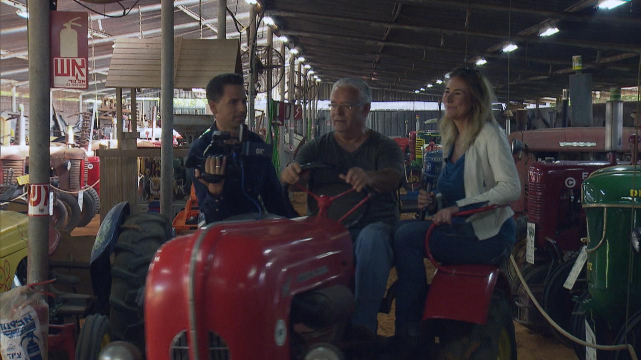 Eres Milshtein nimmt die Reporter Mike Lingenfelser und Susanne Glass mit auf eine Zeitreise auf seinem Porsche Junior Traktor (Baujahr 1959)