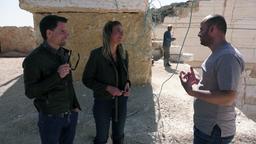 Der palästinensische Unternehmer Hamza Halayq zeigt den Reportern seinen Betrieb, den größten Steinbruch im Westjordanland