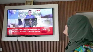 Bild: SWR Arabische Frau mit Kopftuch schaut auf Fernseher