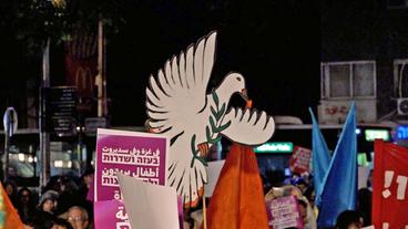 Schild mit Friedenstaube auf Demo 