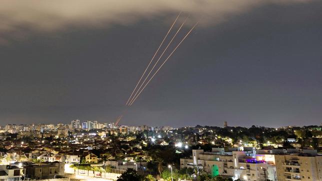 Leuchtspuren der Raketenabwehr am Himmel 