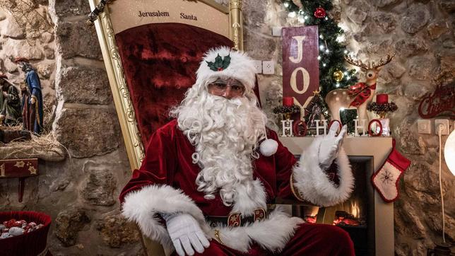 Issa Kassissieh verkleidet als Weihnachtsmann sitzt in seinem Haus auf einem goldenen Thron