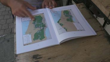 Aufgeschlagenes Buch mit Landkarte des Westjordanlandes