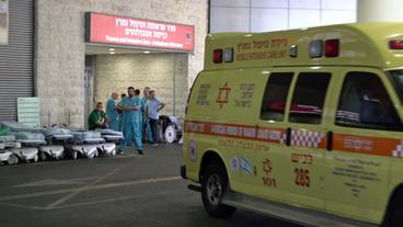 Krankenhauspersonal steht bei Krankenwagen 