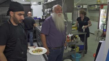 Bild: SWR Uri Buri mit Angestellten in der Küche