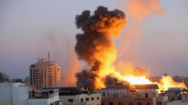 Rauchschwaden steigen nach einem israelischen Luftangriff auf Gaza-Stadt in den Himmel