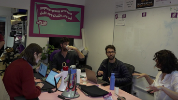 Bild: SWR Mitglieder der Organisation Standing Together im Büro
