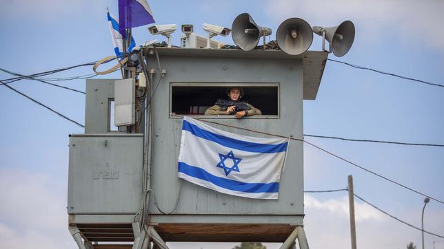 Ein israelischer Soldat hält in einem Wachturm am Kontrollpunkt Tapuach in der Nähe der Stadt Nablus im Westjordanland Wache