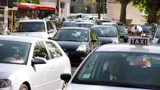 Straße mit vielen Autos