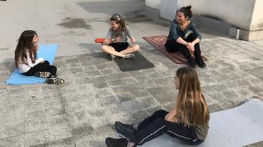 Italien/Corona: Yogakurs auf der Dachterrasse mit Mama