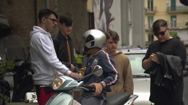 Jugendliche auf Straße in Neapel 