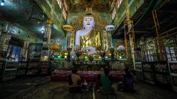 Der Klosterhügel von Sagaing in Mandalay. Hier liegt das spirituelle Zentrum Myanmars: Ein mächtiger Buddha umgeben von gold- und jadefarbenen Fliesen.