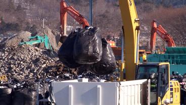 Japan: Kontaminierter Boden wird abgetragen und zunächst gelagert in der Region Iitate