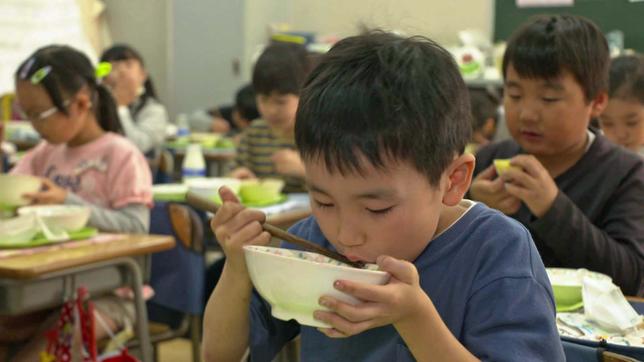 Schulkinder beim Mittagessen im Klassenzimmer