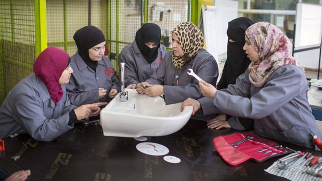 Frauen bei Ausbildung an einem Waschbecken