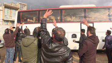 Jubelnde Iraner am Bus