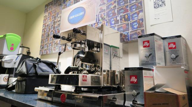 Bild: dpa Eine Kaffeemaschine und Kaffeepackungen