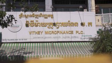 Firmenschild eines Mikrokredit-Finanzinstitutes: Vithey Microfinance Plc