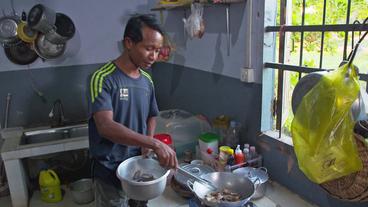 Touristenführer Son Sorm beim Kochen 