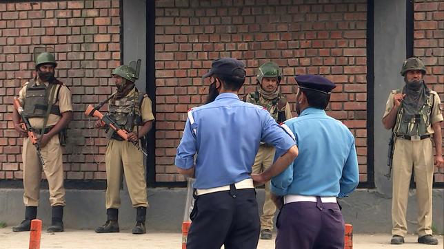 Kaschmir: Schwerbewaffnete Polizisten überall in der Hauptstadt Srinagar