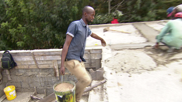 Bild: SWR Joseph Mwangi trägt Eimer auf Baustelle