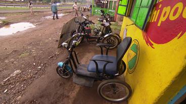 Kenia: Rollstühle aus Schrott mit Motor