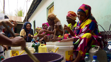 Frauen beim Herstellen von Seife