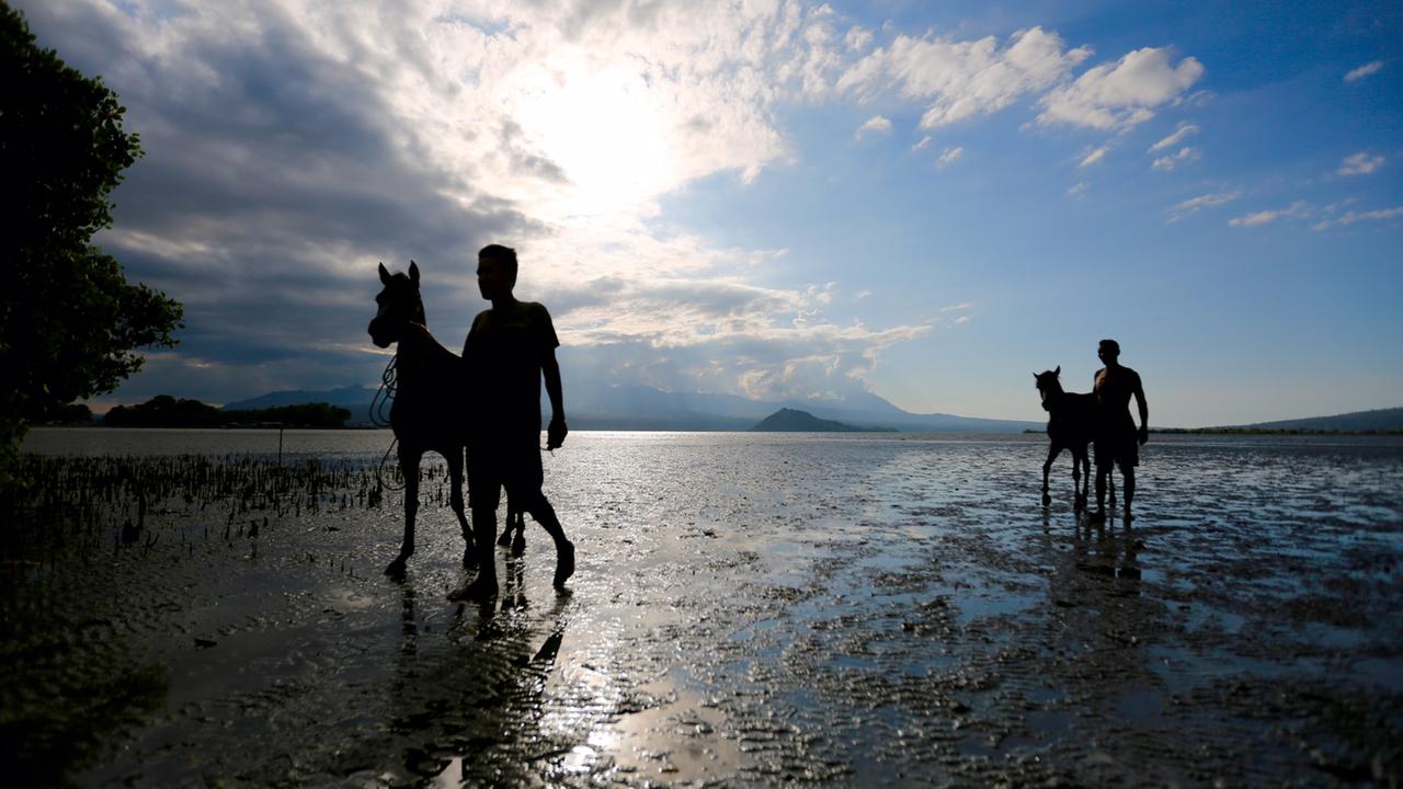 Sumbawa ist eine der ärmsten Regionen Indonesiens. Die Menschen leben vom Ackerbau. Aber die Böden sind nicht besonders fruchtbar, weil sie oft zu trocken sind. Die Ernten fallen aus und die Familien müssen ihre Kinder zum Jockey machen, um über die Runden zu kommen.