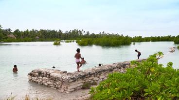 Kinder spielen am Wasser