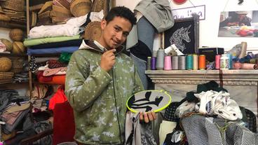 Bild: SWR Mann beim Sticken