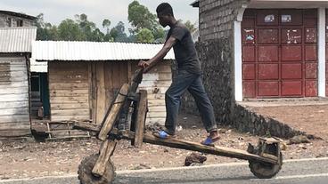 Kongo: Beliebtes Transportmittel in Goma, Kongo – der Lastenroller 