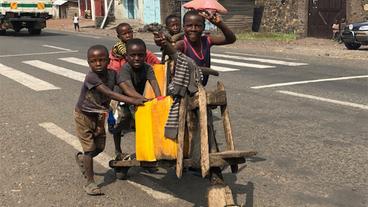 Kongo: Beliebt in Goma, das Chukudu – ein Roller ohne Motor, nur mit Tretkraft 