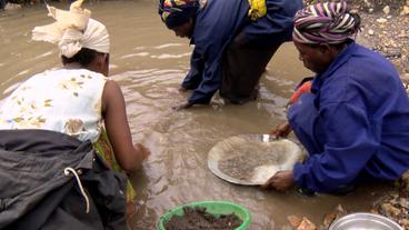 Kongo: Frauen arbeiten in einer Mine und suchen nach Coltan