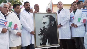 Kubanische Ärzte mit Foto von Fidel Castro 